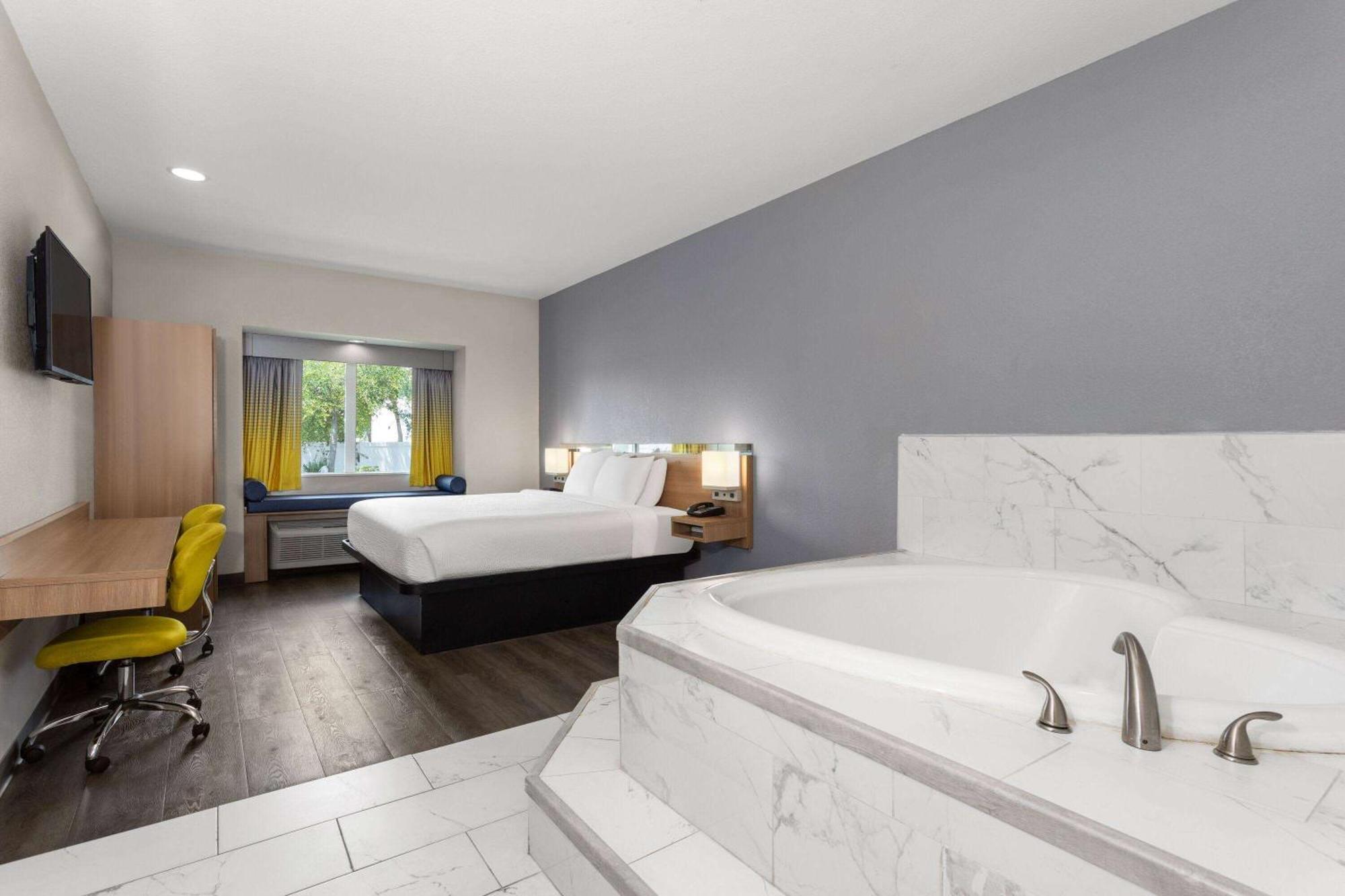 Microtel Inn & Suites By Wyndham Panama City Eksteriør bilde